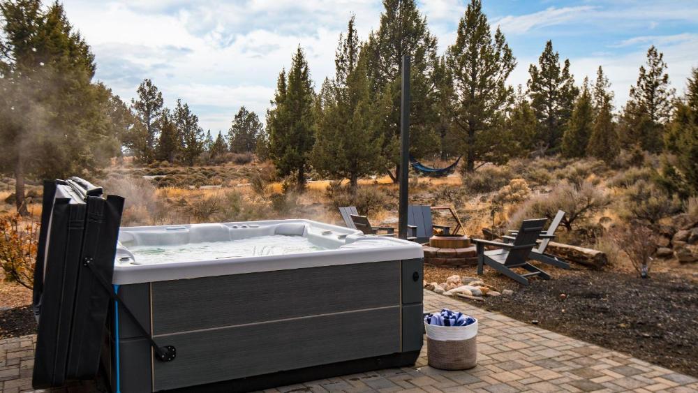 The Gem Estate by AvantStay Modern Farmhouse w Lavender Fields Hot Tub